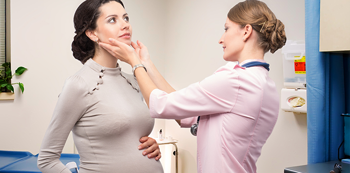 Untersuchung der Schilddrüse einer schwangeren Frau